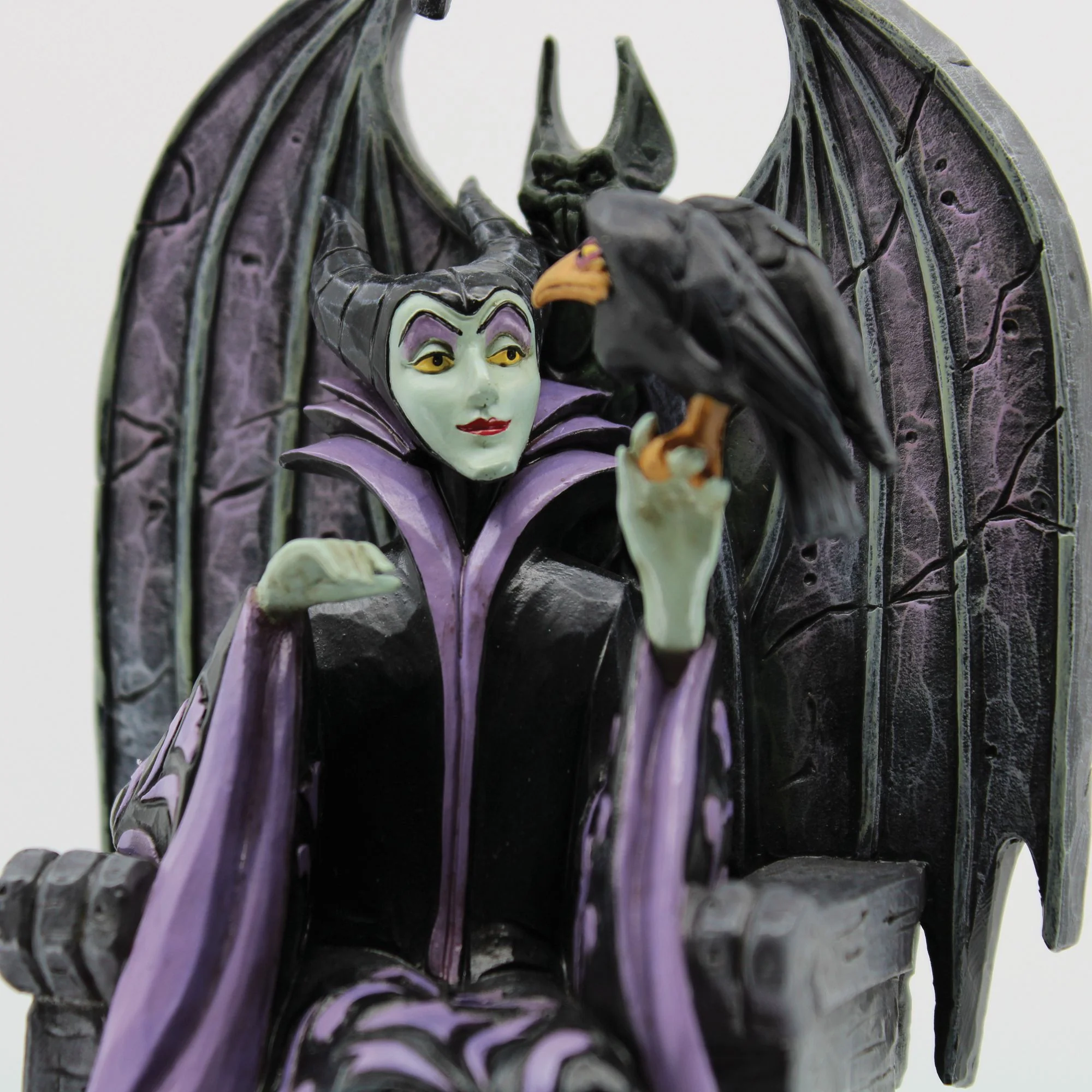 Mistress of Evil (Maleficent Personality Pose Figurine) - Disney Traditions by Jim Shore - Image 7